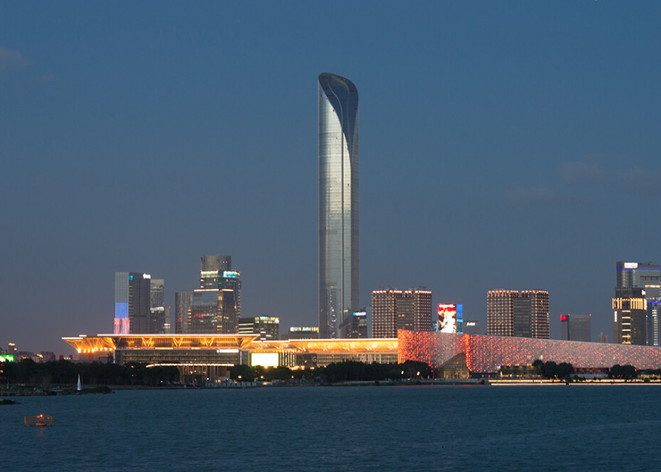 蘇州國金中心，頂升力4×400T，樓高450米